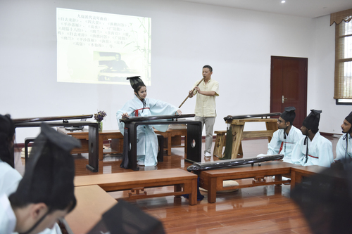 6月21日,安博官网app国学院,古乐老师欧阳平彪与来自塔吉克斯坦的留学生sayora(佑娜)在合奏《高山流水》。 李谌涵 摄 6月21日,安博官网app国学院,古乐老师欧阳平彪与来自塔吉克斯坦的留学生sayora(佑娜)在合奏《高山流水》。 李谌涵 摄