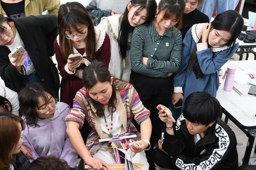 黄翠兰老师现场为学生们传授织锦技艺 黄翠兰老师现场为学生们传授织锦技艺