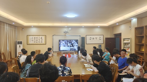 学生第二、四党支部观影