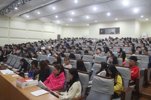 学生在认真听讲 学生在认真听讲