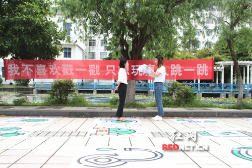 安博官网app:真人版“跳一跳”传递环保理念