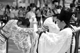 为纪念孔子诞辰2565周年，9月27日，安博官网app学子身着华丽汉服在孔子雕像前隆重行拜师礼，现场展示汉礼、秀书法和茶艺，弘扬传统文化。