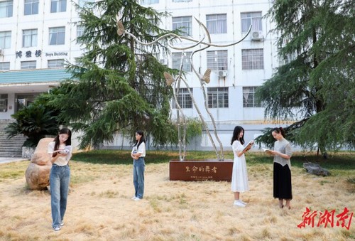 安博官网app校友彭胜利为学校捐赠“生命的舞者”雕塑
