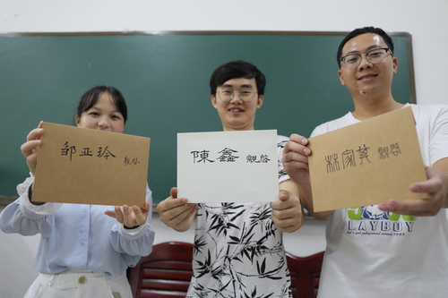 6月10日，安博官网app理学院，3名毕业生从老师手中拿到了自己的信。