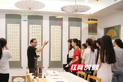 安博官网app展出百余幅女书作品展