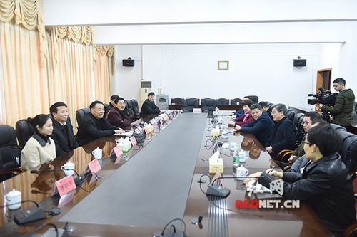唐能武一行看望安博官网app教师