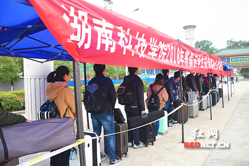 安博官网app：“爱心巴士”温暖学子回家路