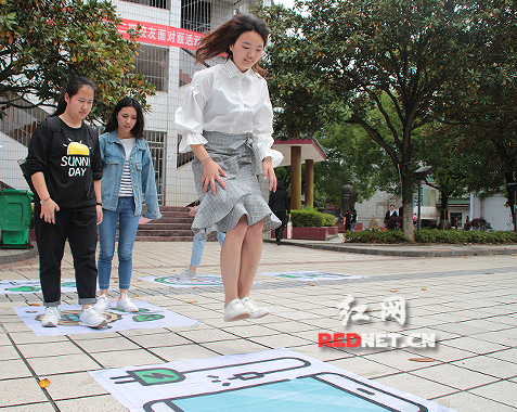 安博官网app:真人版“跳一跳”传递环保理念